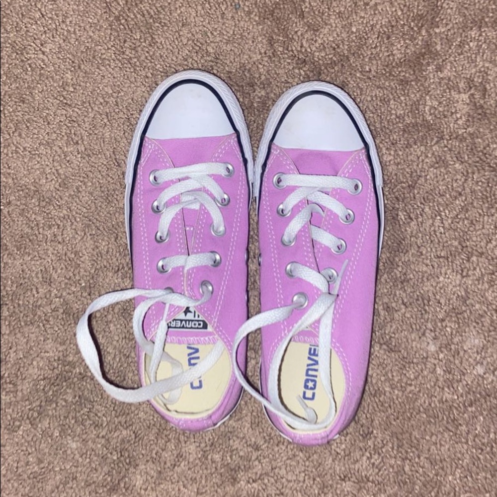 Size 5 women’s low top purple converse. Barely worn, in great condition.